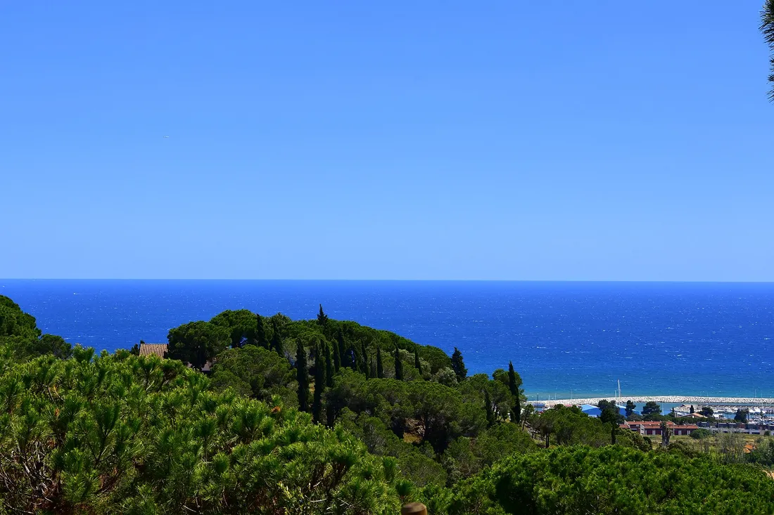 La costa del Maresme, con el mar al fondo